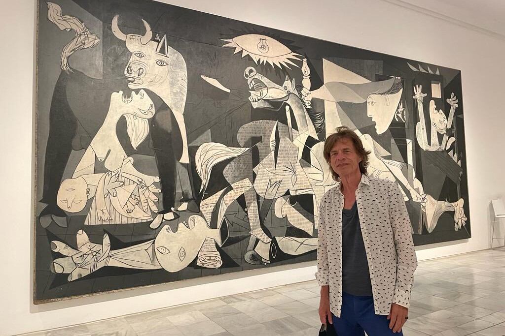Mick Jagger, junto al original del "Guernica", de Pablo Picasso. Imagen: Twitter @MickJagger