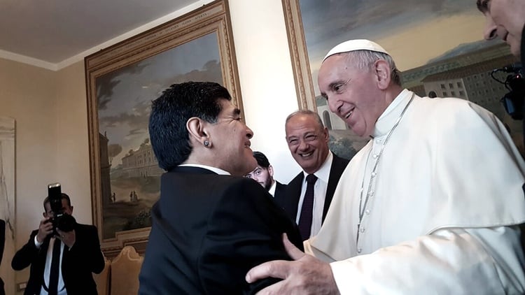 El Papa junto en el Vaticano junto a Diego Maradona, a quien definió como "un poeta" en la cancha. 