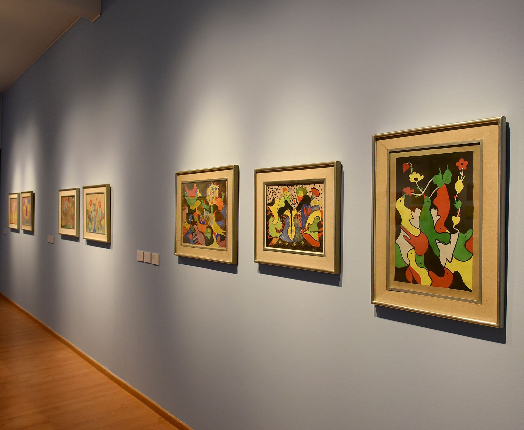 Algunas de las pinturas reunidas en la antológica que Fundación Osde dedicó a Aid Herrera.