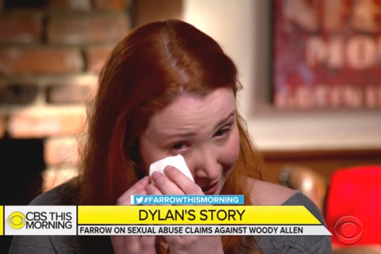 Dylan Farrow lloró en cámara al recordar el abuso que sufrió.