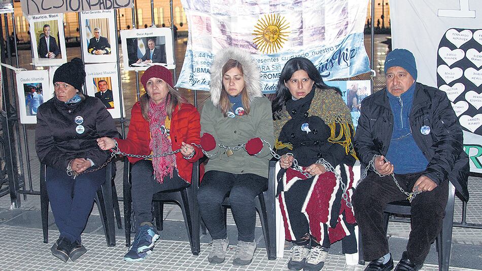Encadenados en Plaza de Mayo en reclamo de respuestas.