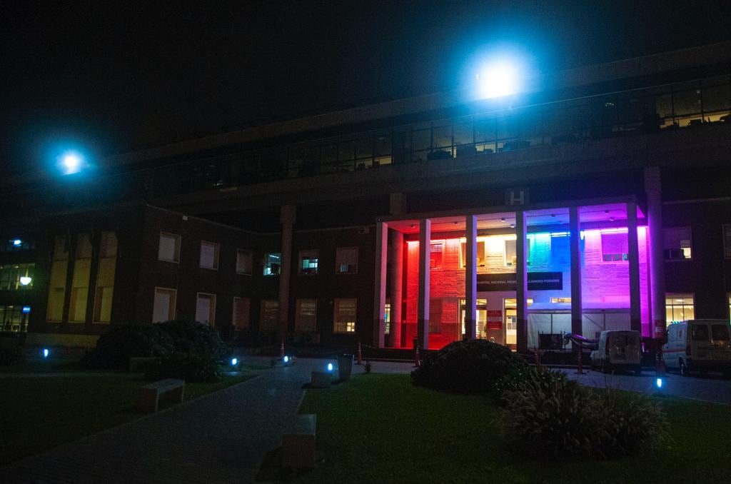 El Hospital Posadas con los colores de la diversidad.