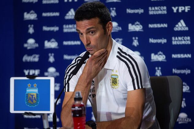 Lionel Scaloni, DT de la Selección, frente a los periodistas deportivos. 