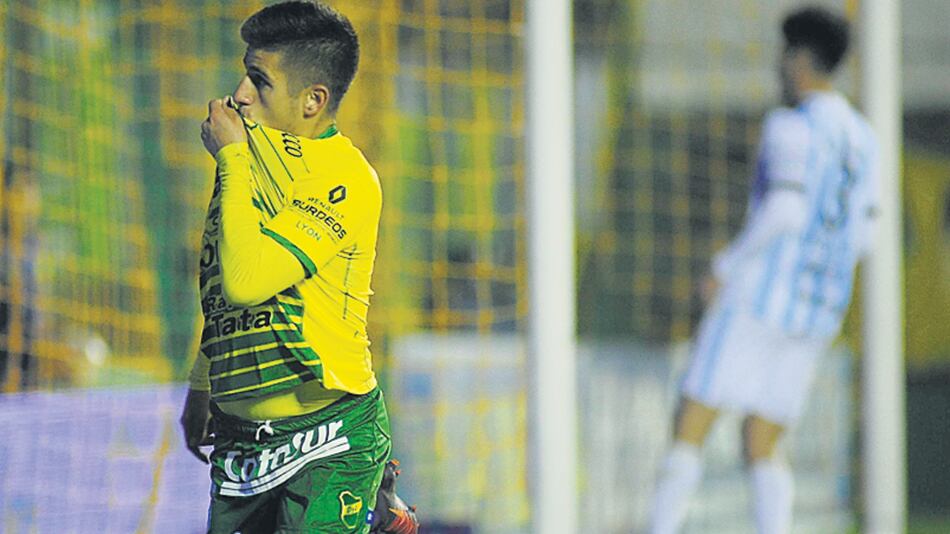 Stefanelli, la figura del partido, festeja uno de sus goles.