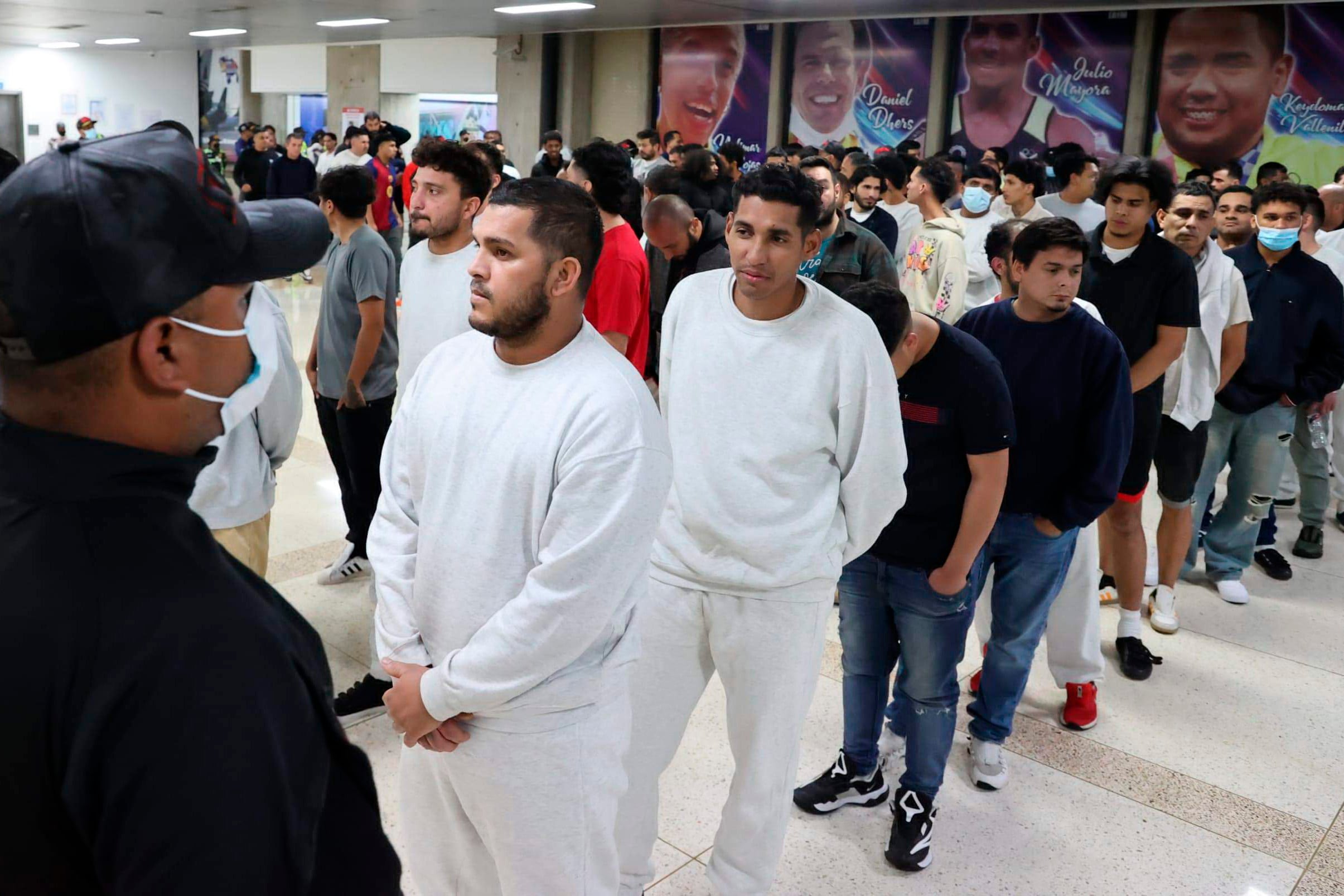 Los deportados fueron recibidos por funcionarios de migración en el Aeropuerto Internacional Simón Bolívar