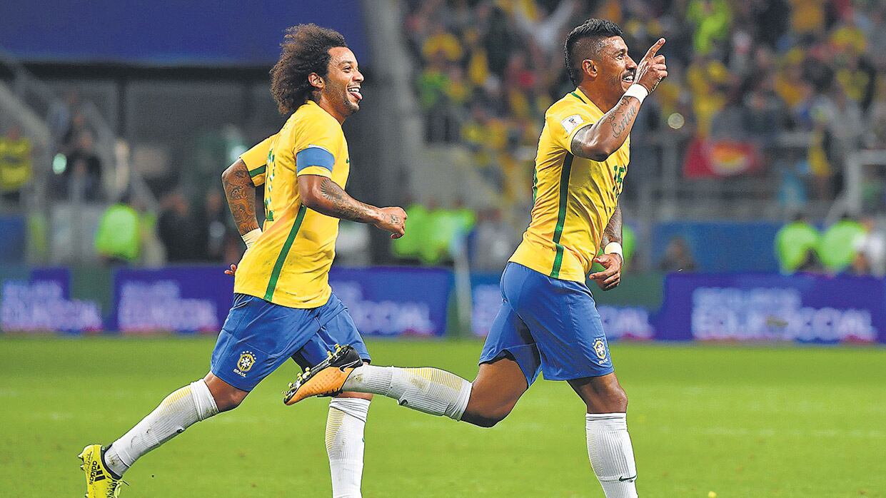 Paulinho corre a festejar su gol, el primero de Brasil, el que abrió el camino a la victoria.