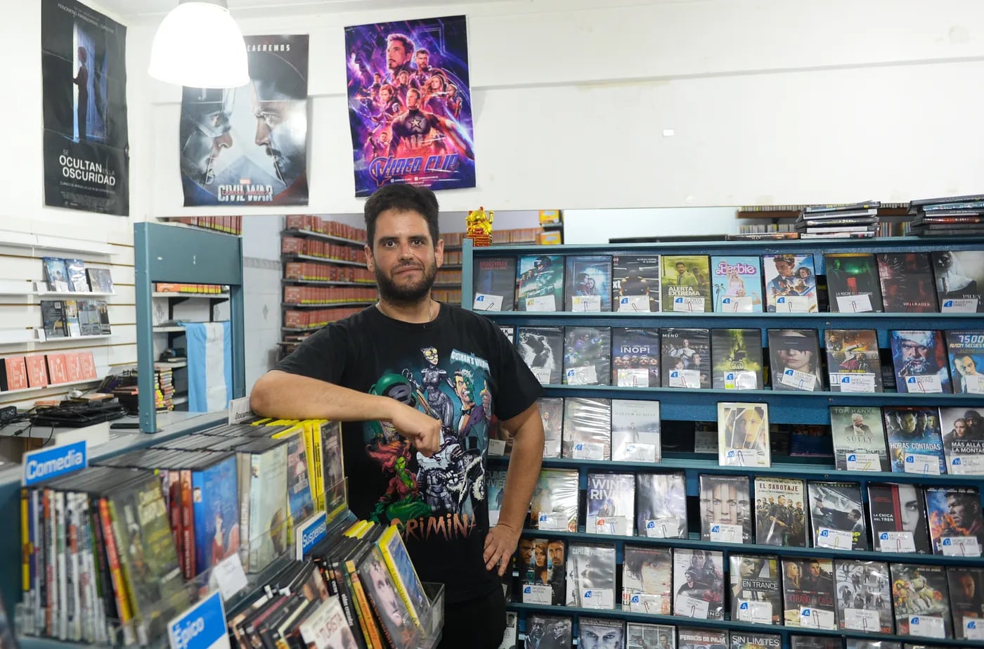 Nacho atiende el videoclub desde 2011.