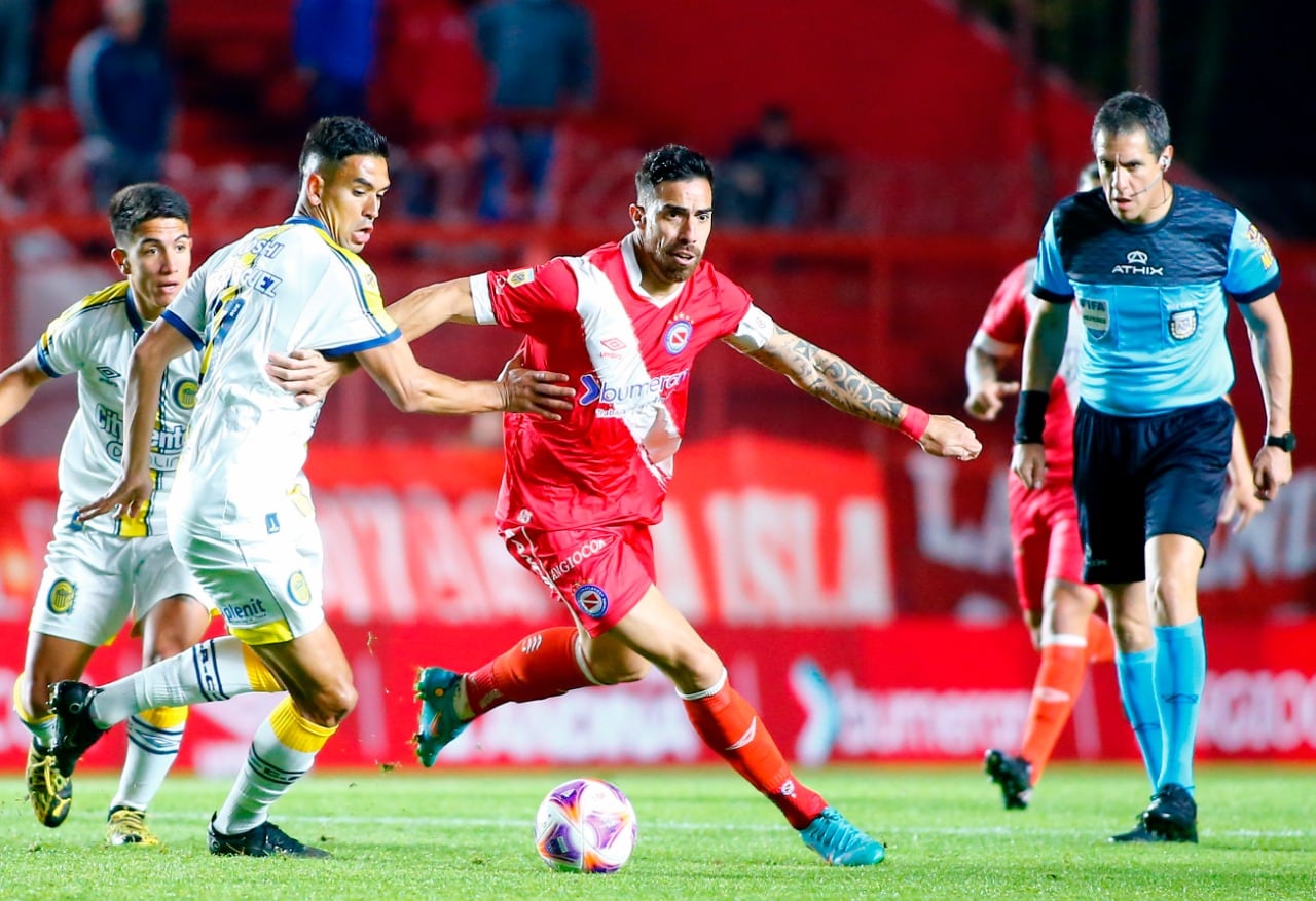 Avalos lleva el balón para el Bicho, que venció a Central en La Paternal