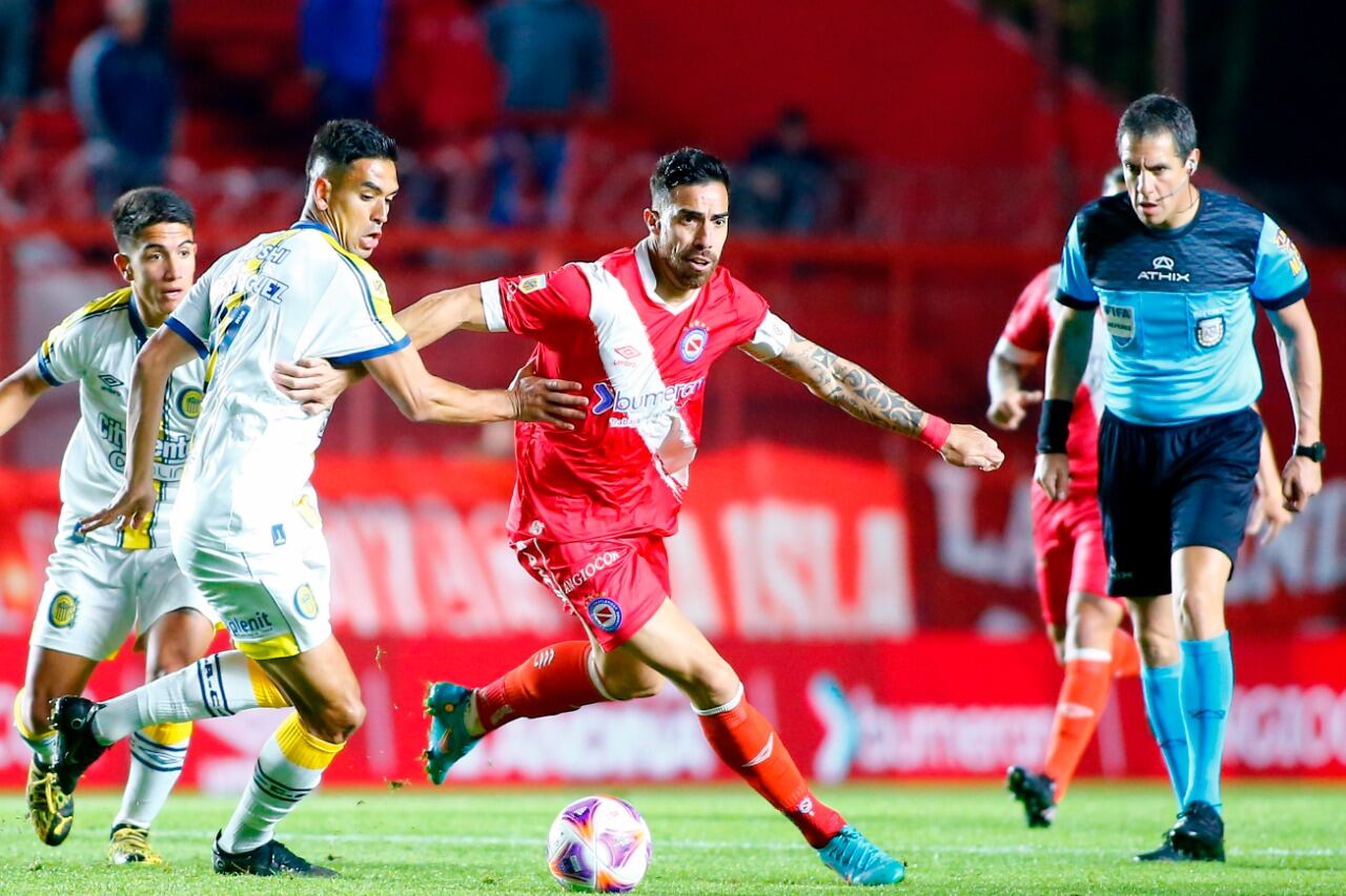 Avalos lleva el balón para el Bicho, que venció a Central en La Paternal