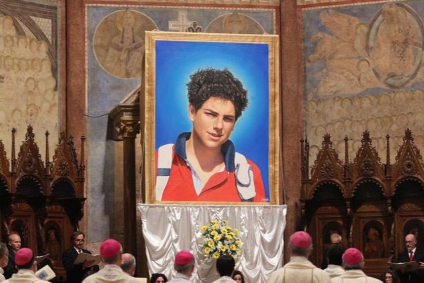 Acutis hizo además un trabajo social tan intenso que a su funeral se arrimaron niños, mendigos, inmigrantes y gente sin hogar