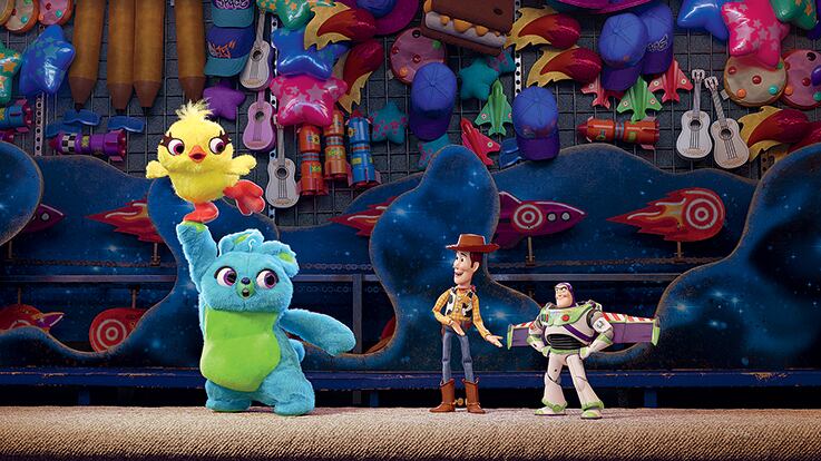 Woody y Buzz como juguetes de premio en una kermesse junto a Ducky y Bunnioe, en Toy Story 4