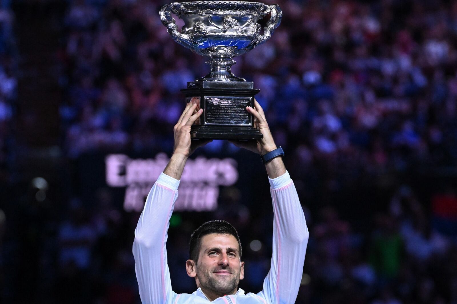 Djokovic levanta su décimo trofeo del Abierto de Australia.