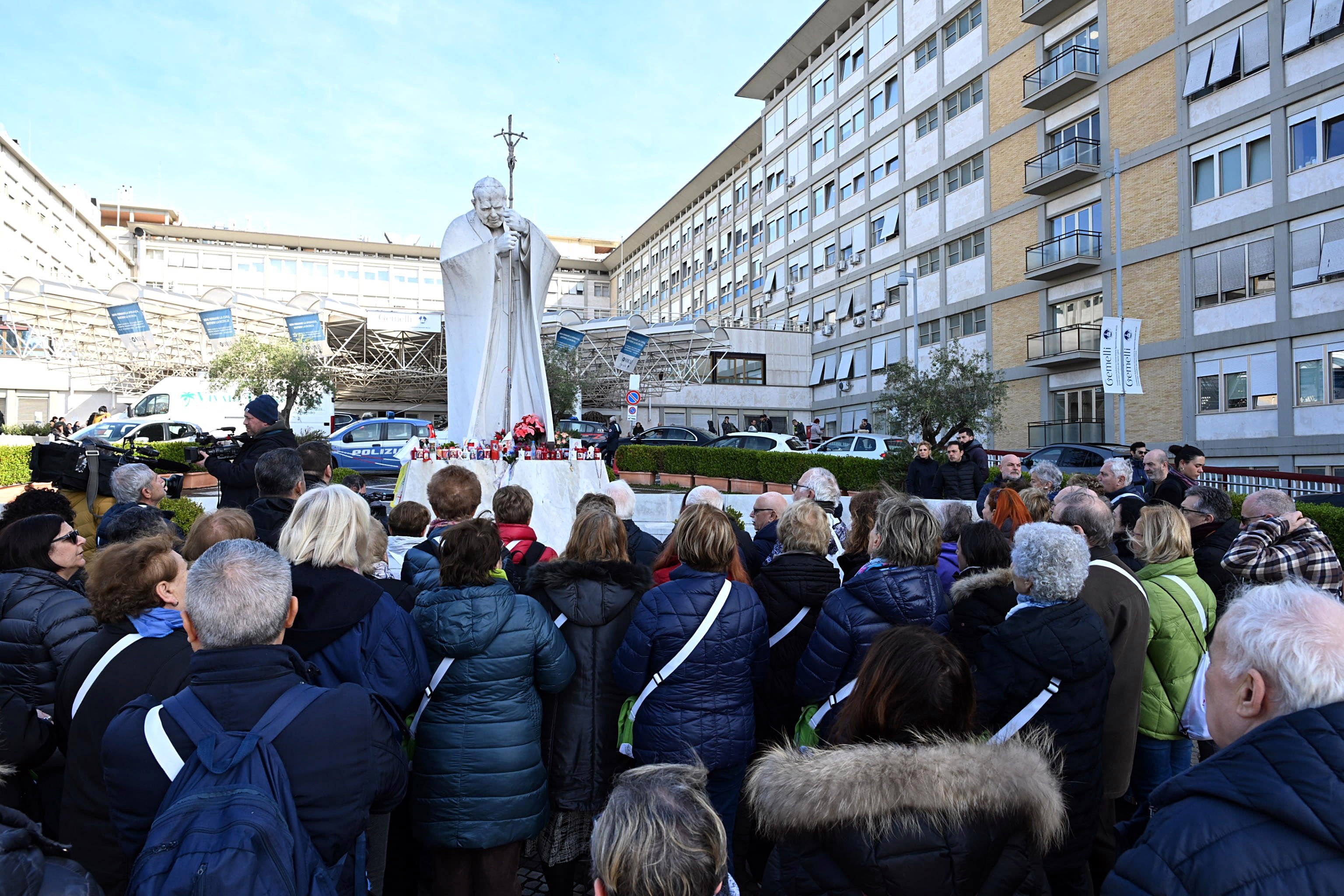 Un grupo de personas reza frente al hospital donde es atendido el Papa en Roma