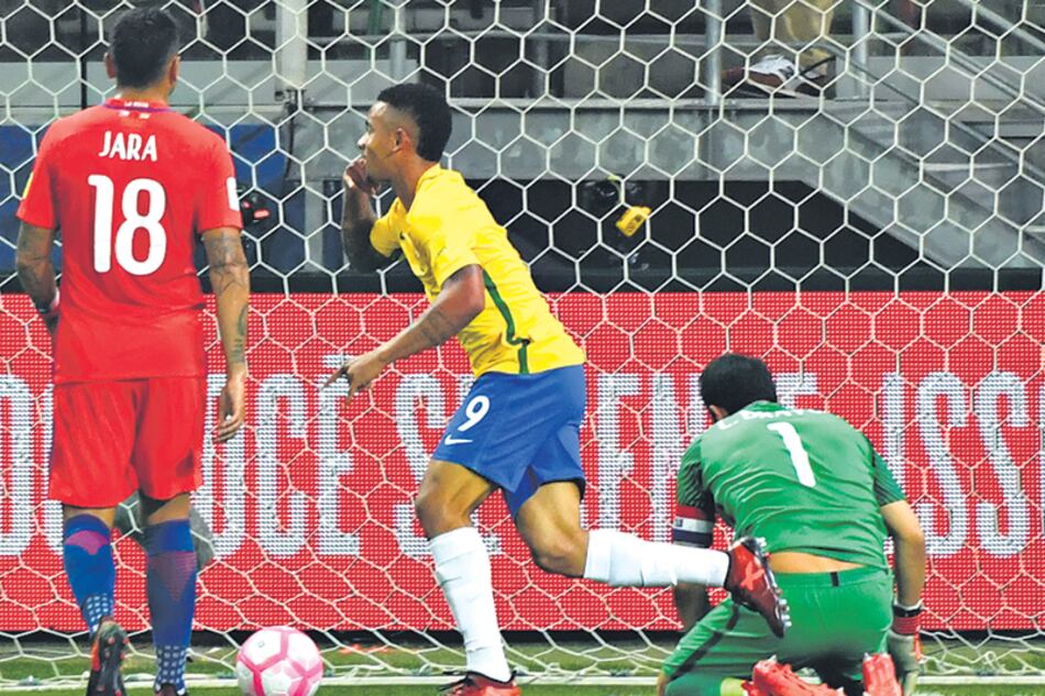 Gabriel Jesús comienza el festejo del segundo gol de su cuenta personal, ante la decepción de Bravo y Jara.