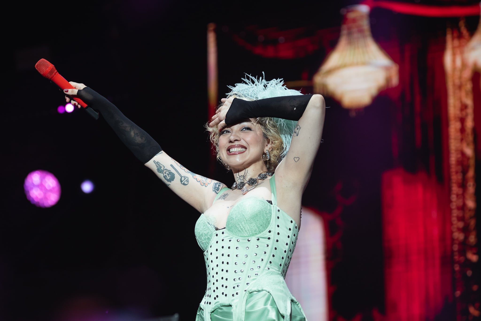 Mon Laferte disputó horario con el ex N*SYNC, pero entregó uno de los shows más destacados, devorándose el escenario