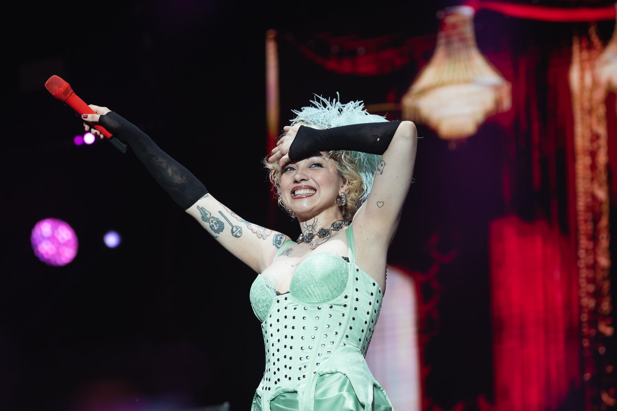 Mon Laferte disputó horario con el ex N*SYNC, pero entregó uno de los shows más destacados, devorándose el escenario