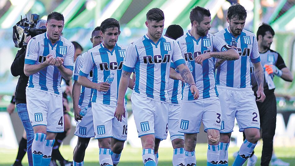 Los rostros de la derrota de los jugadores de Racing al abandonar el campo tras un flojo rendimiento.
