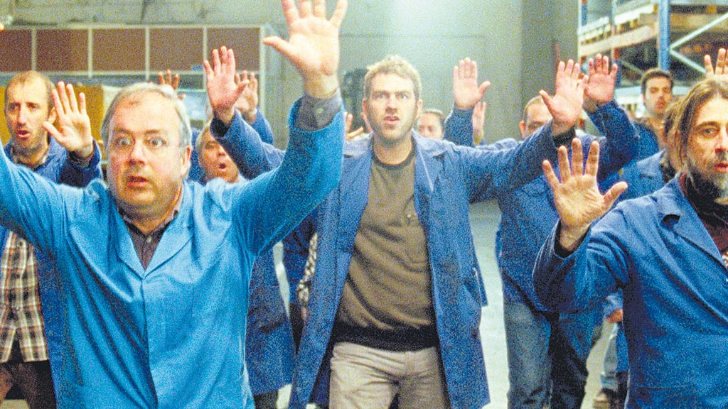 A fábrica de nada es una película en constante ebullición creativa, que incluye números musicales.