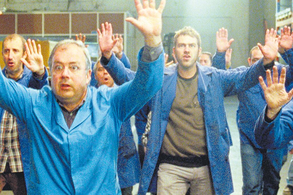 A fábrica de nada es una película en constante ebullición creativa, que incluye números musicales.