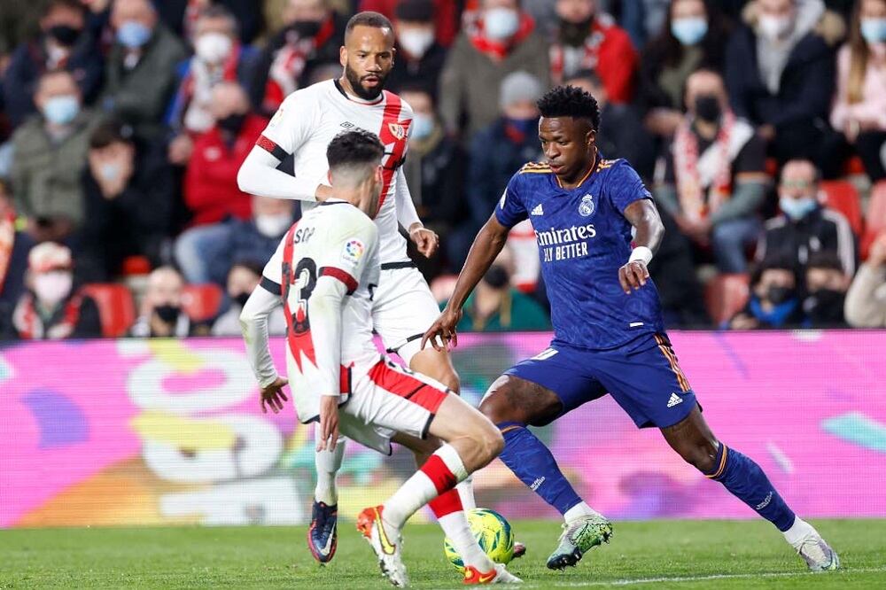 Vinicius arranca un nuevo ataque del Real Madrid en Vallecas