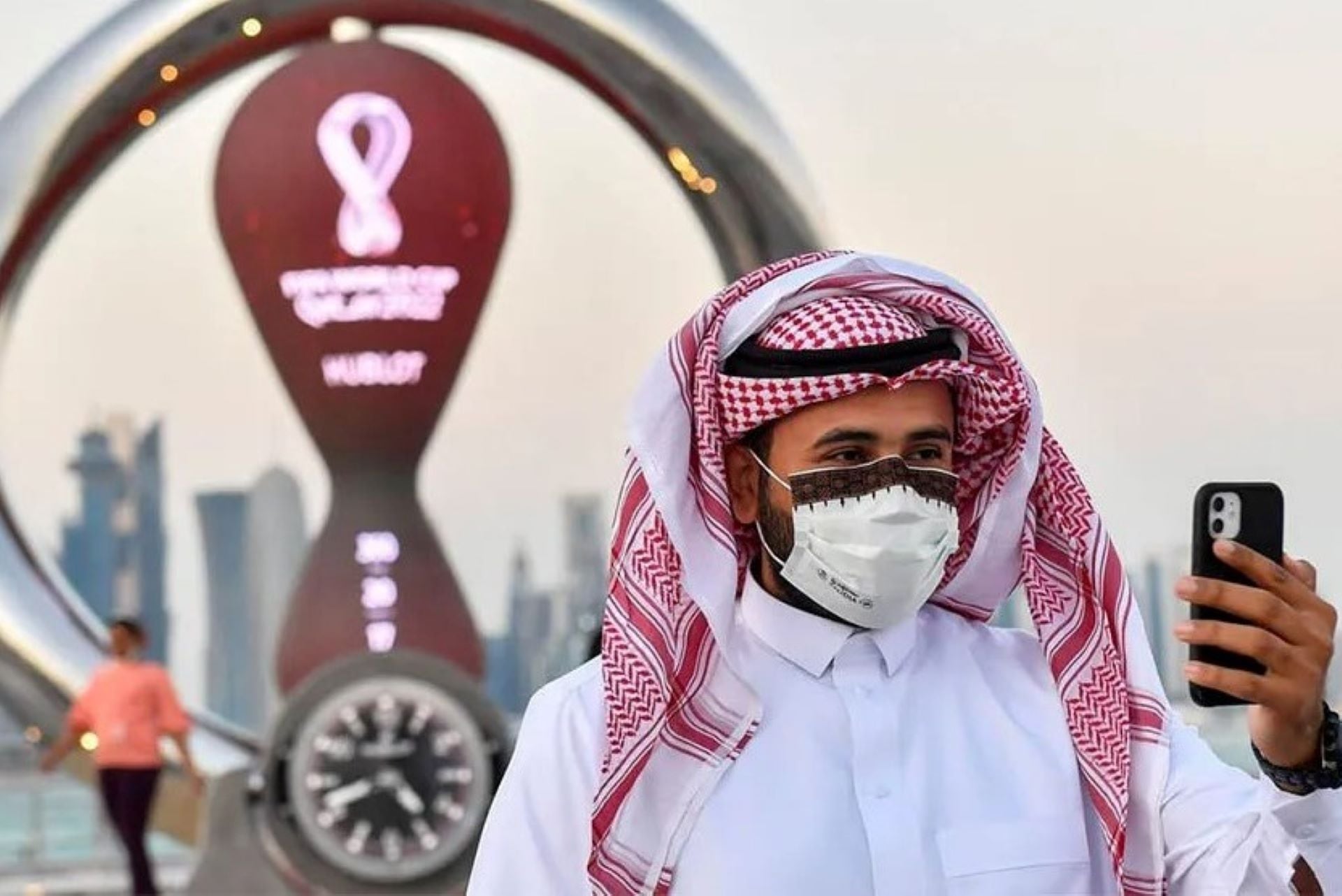 Los hinchas qataríes en su mayoría son migrantes de otros países con tradición futbolera, en especial, los africanos. Pueden alentar, pero no gritar ni insultar durante los partidos.