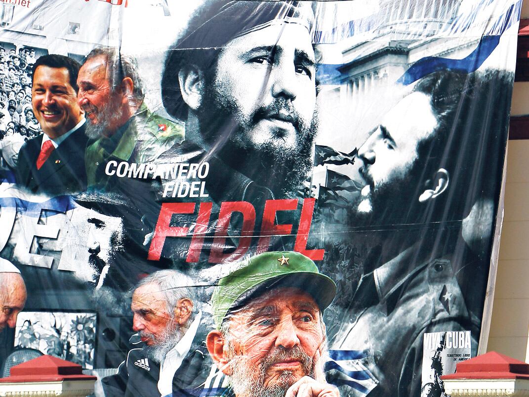 Apenas se informó la muerte de Fidel, empezaron a colgar en La Habana carteles con su imagen.