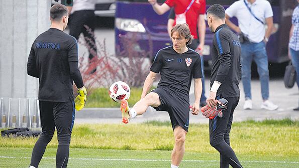 Modric con la pelota, la carta fuerte de Croacia.
