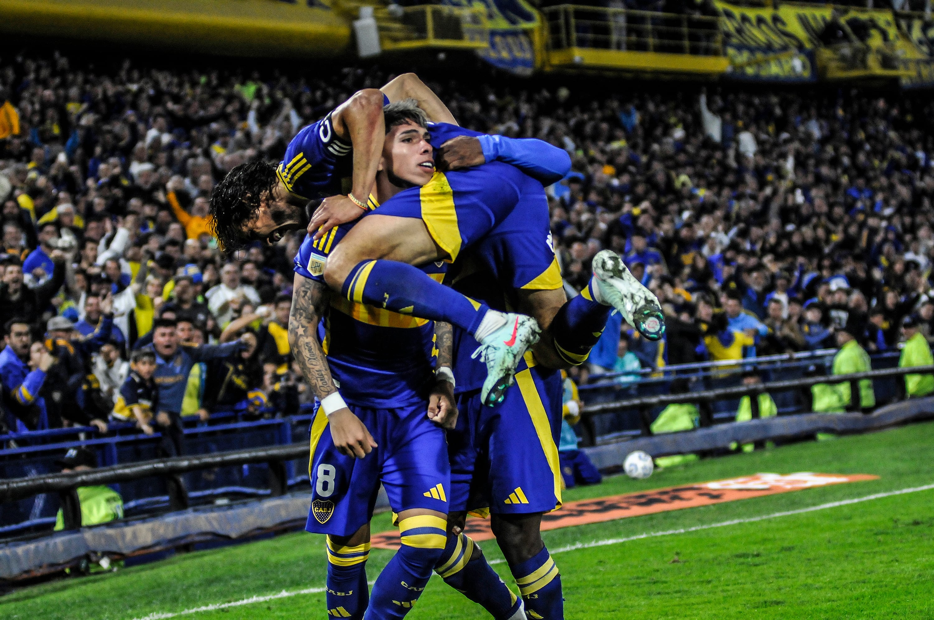 Palacios (8) recibe el reconocimiento de sus compañeros