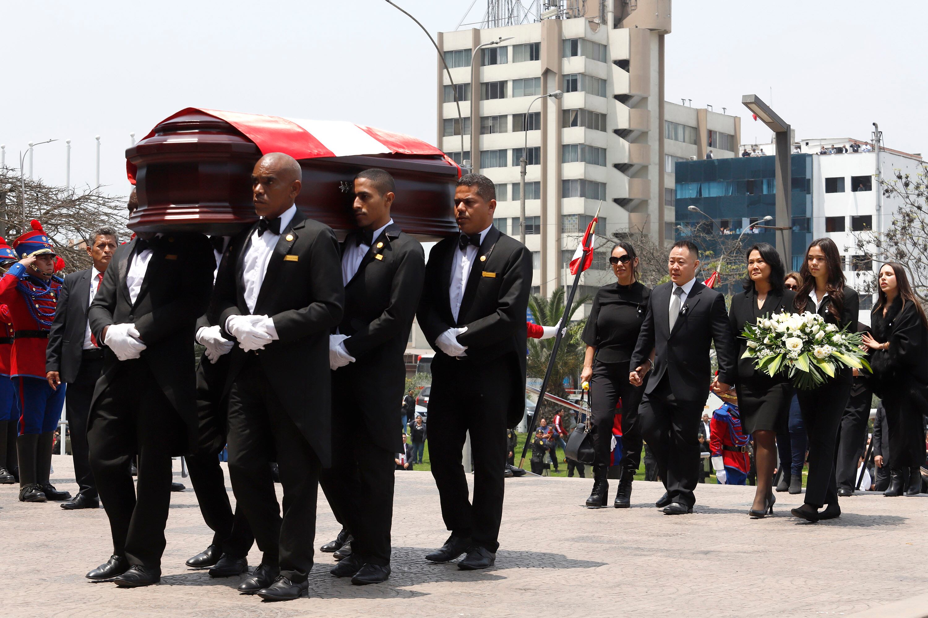 Los hijos de Fujimori caminan detrás de su féretro.