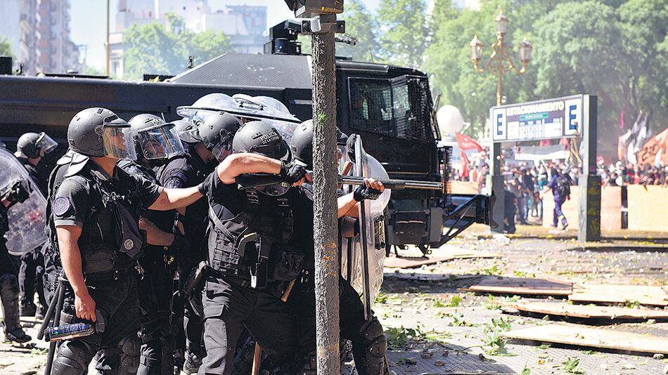En la represión hubo un centenar de heridos, muchos con balas de goma en la cara.