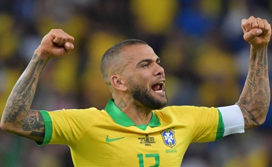 Dani Alves reaccionó ante las declaraciones de Bolsonaro, de minimizar la pandemia.