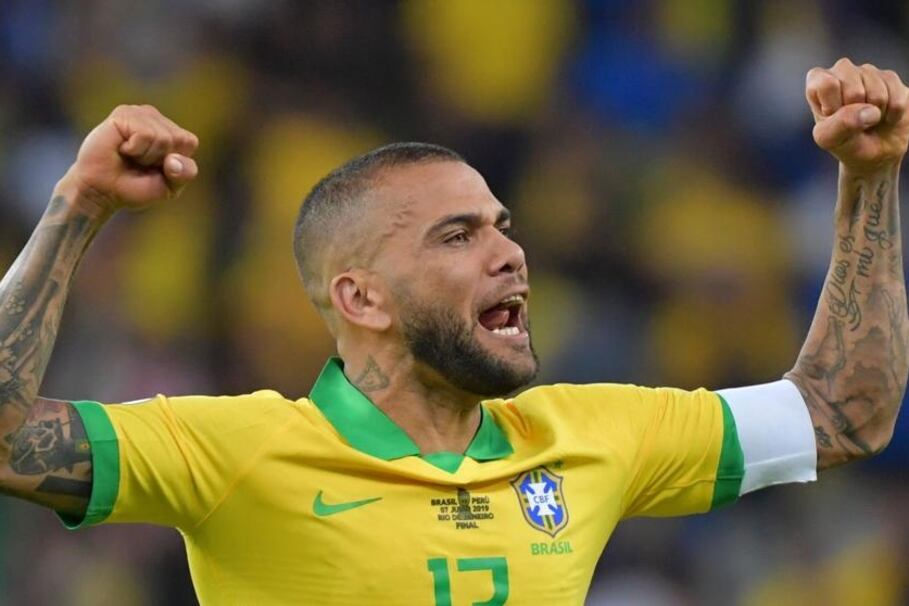 Dani Alves reaccionó ante las declaraciones de Bolsonaro, de minimizar la pandemia.