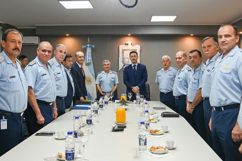 De traje, Pasqualini está a la derecha de Luis Petri.