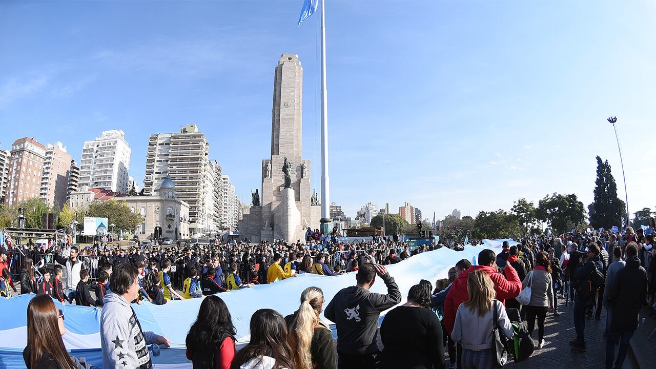 Después del mediodía el clima ayudó y la gente se volcó masivamente al acto por la bandera.