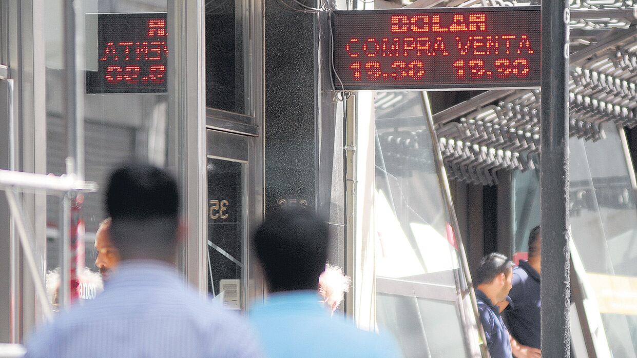 La city porteña dejará de ser el sitio exclusivo para el cambio de moneda. Un kiosco o una ferretería de barrio estarán autorizados para la tarea.