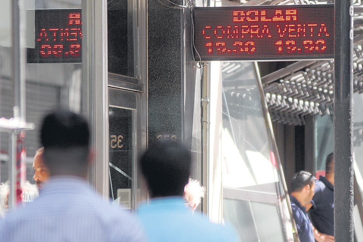 La city porteña dejará de ser el sitio exclusivo para el cambio de moneda. Un kiosco o una ferretería de barrio estarán autorizados para la tarea.