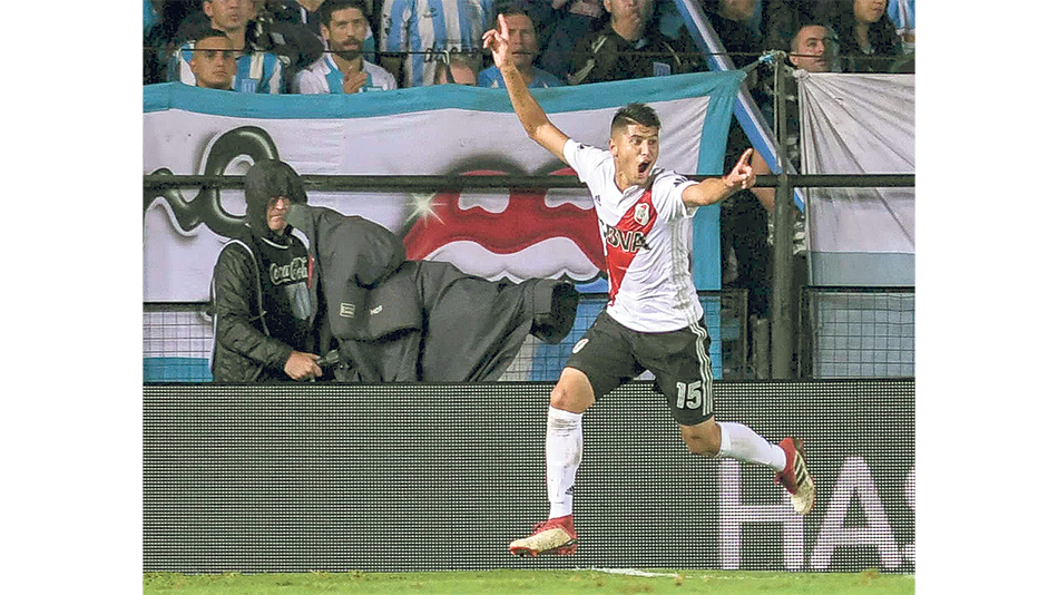 El chico Palacios festeja con la boca llena de gol el segundo de su equipo, que lo hizo cuando faltaba un minuto para el final del partido.