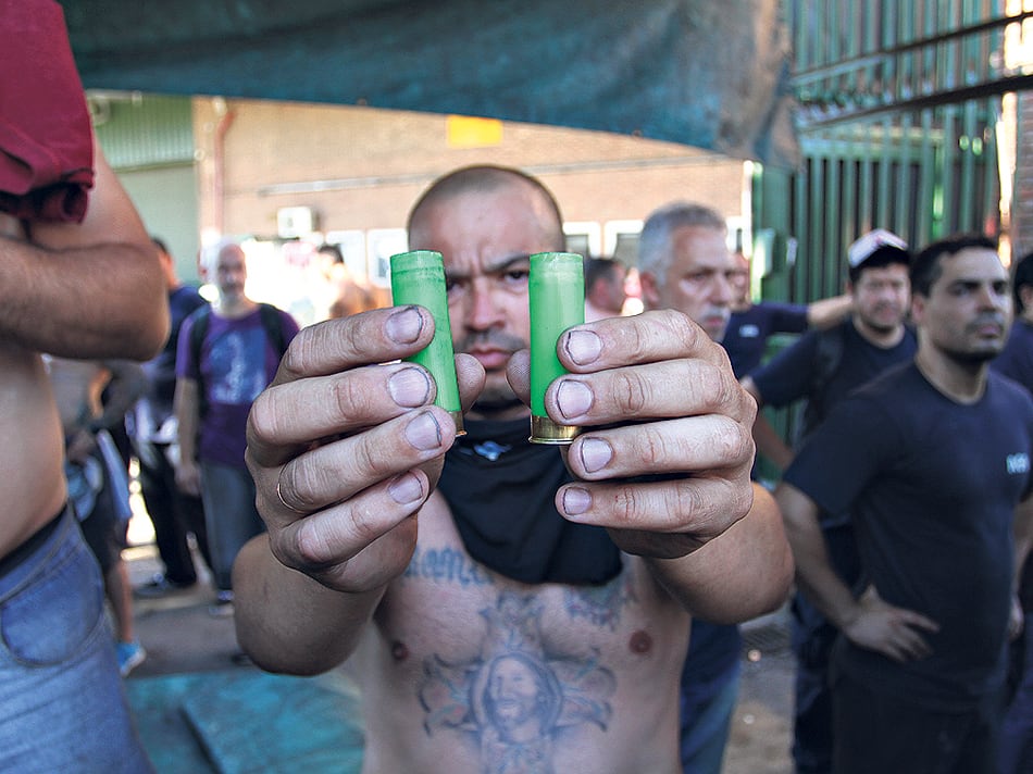 Los trabajadores de AGR fueron reprimidos con gases y balas de goma. 