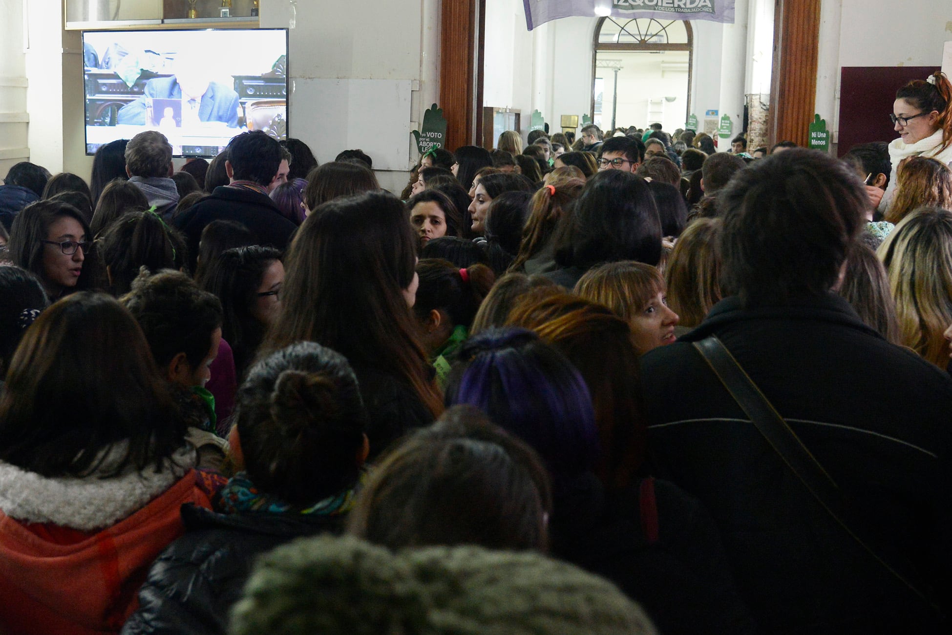 En Humanidades, la pantalla gigante se mantuvo prendida durante todo el debate.