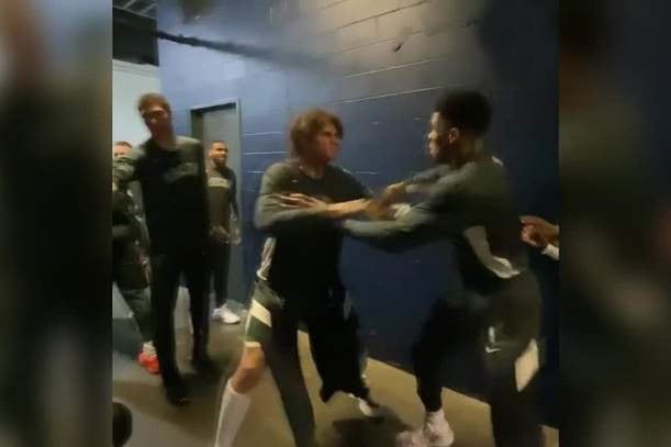 Robin López y Giannis Antetokoumpo, en plena lucha de WWE.