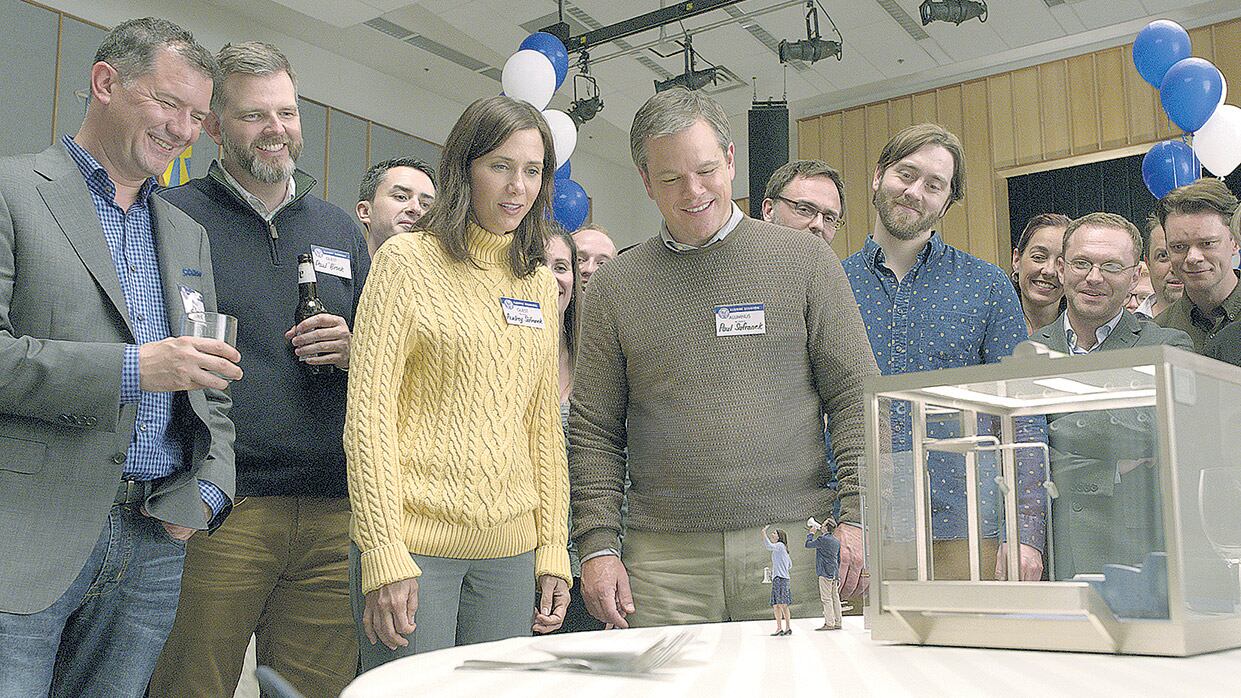 Pequeña gran vida termina adentrándose en el terreno de la sátira política y social.