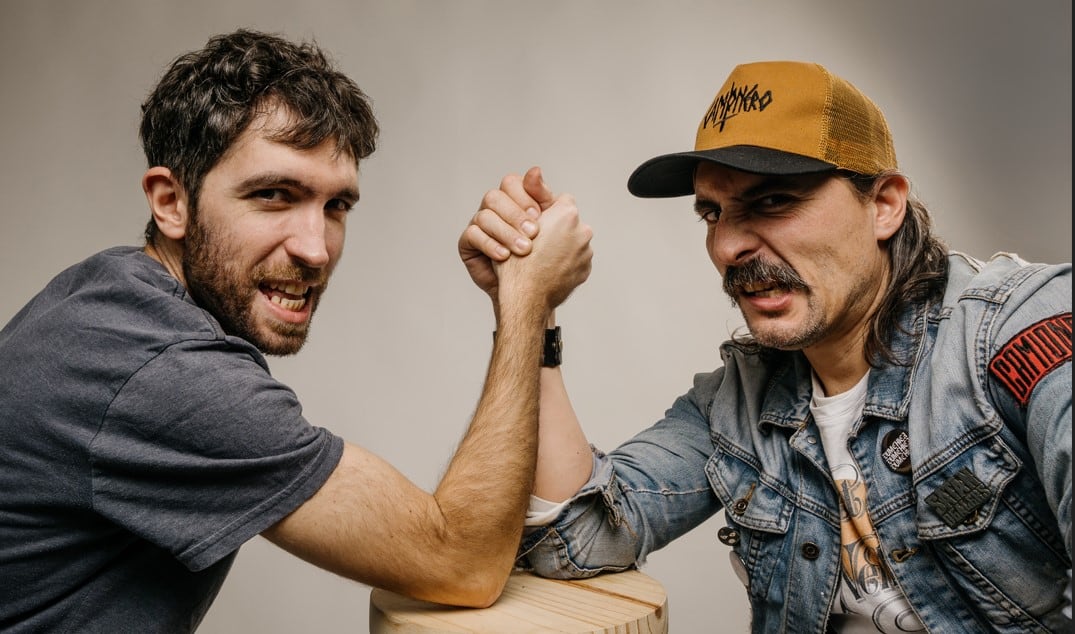 Camionero da batalla en la escena independiente.