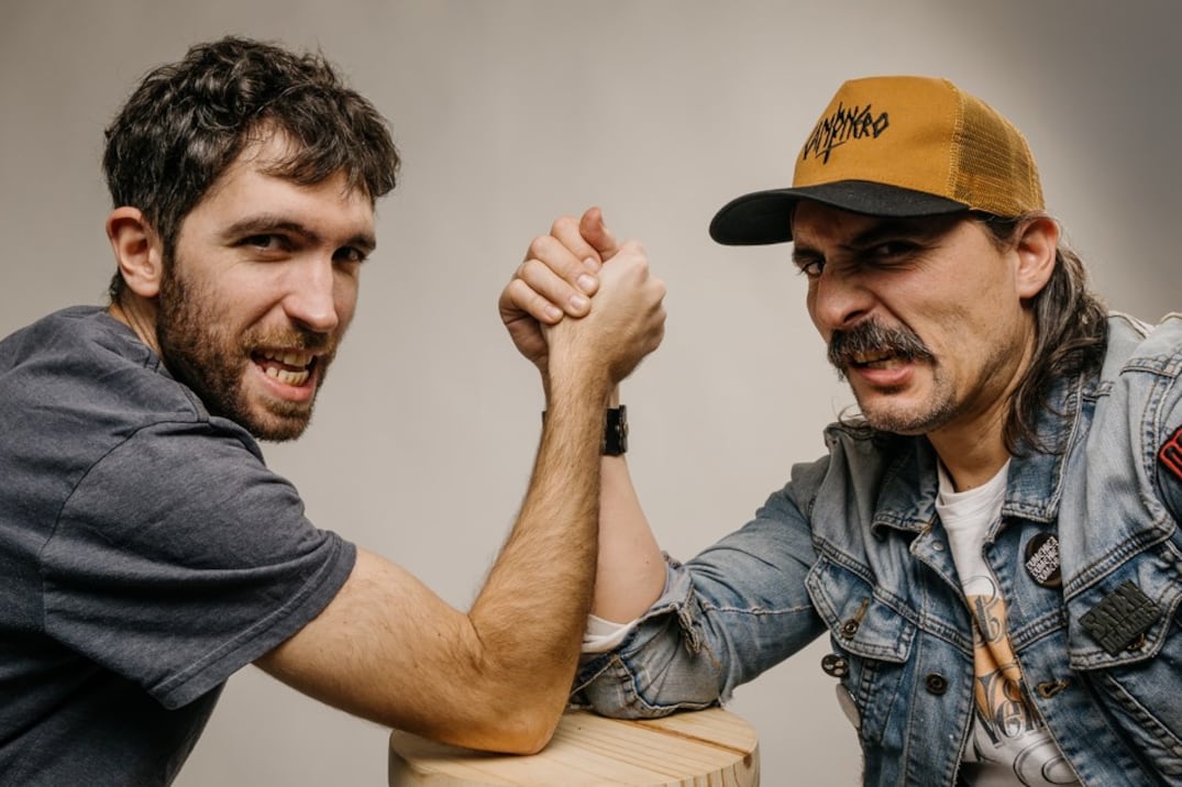 Camionero da batalla en la escena independiente.