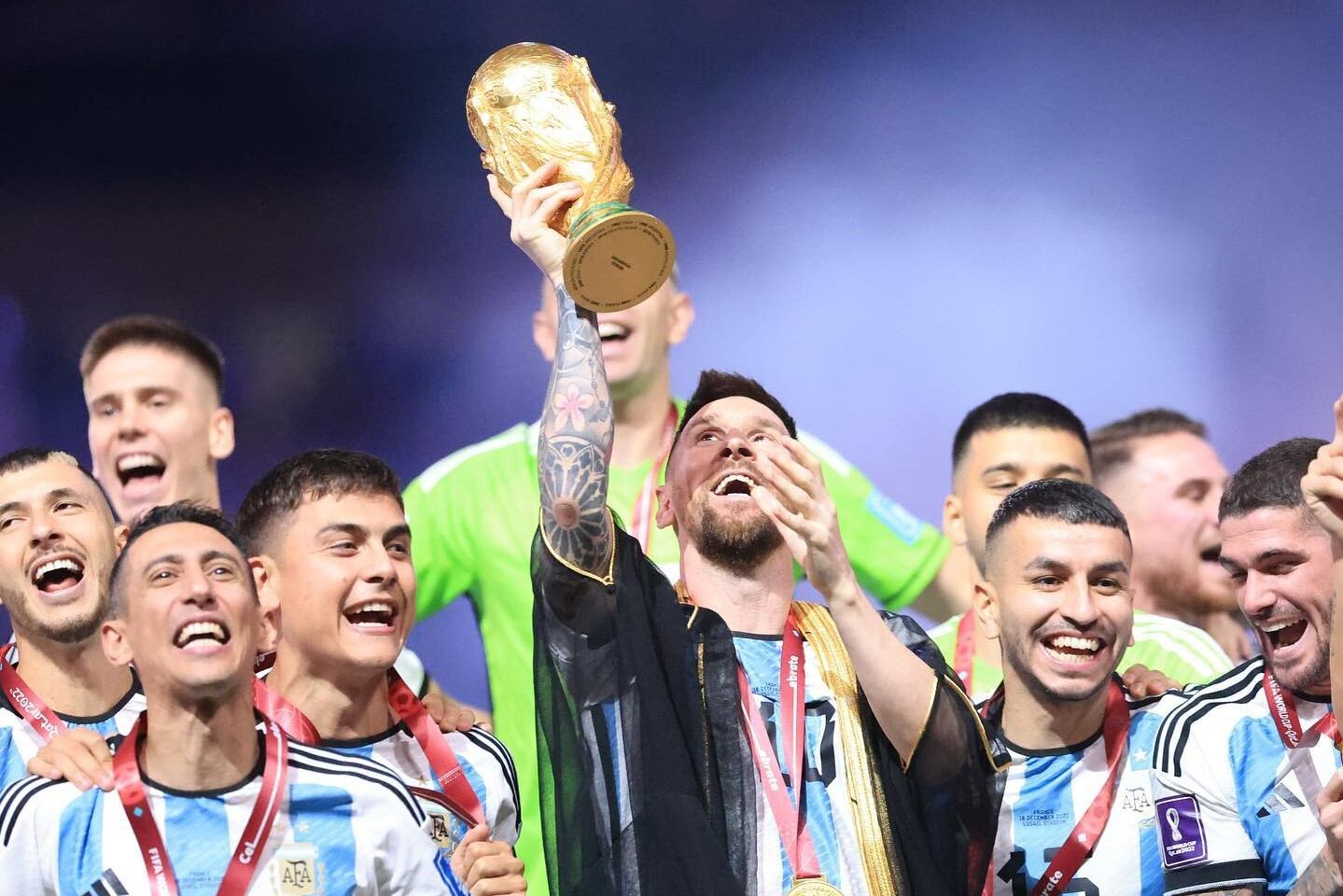 La selección argentina con la Copa del Mundo. Imagen: @Ieomessiok.