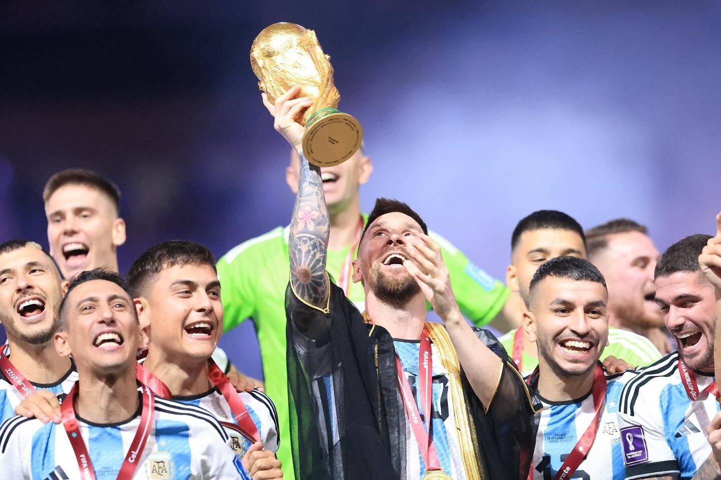 La selección argentina con la Copa del Mundo. Imagen: @Ieomessiok.