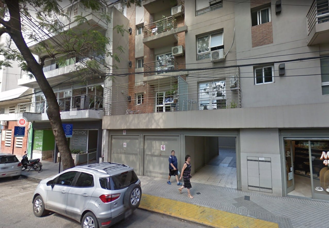 La victima fatal fue encontrada sola en su departamento ubicado en la intersección de las calles Buenos Aires y Montevideo de la ciudad de Rosario. Foto: Google Maps/Street View. 