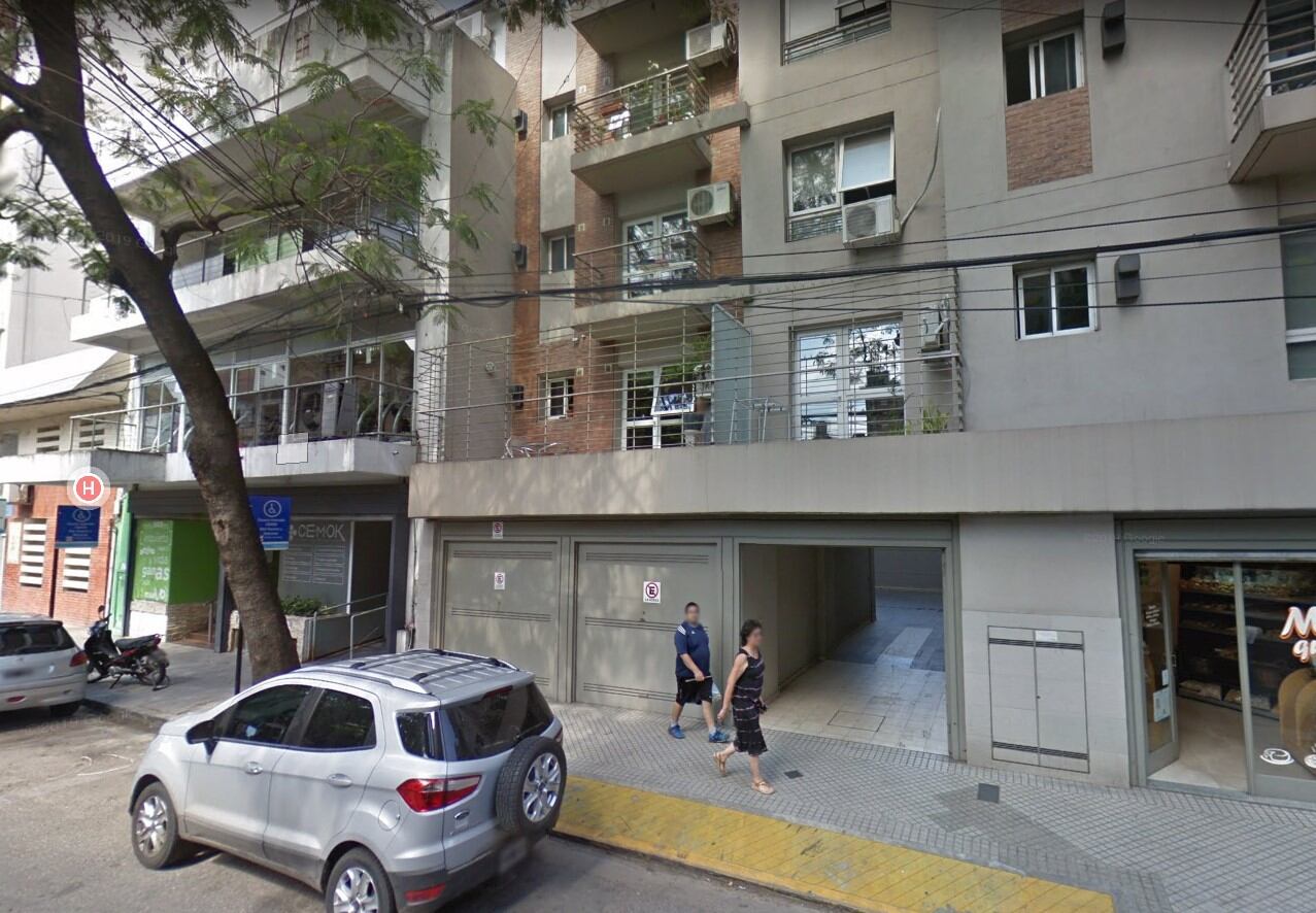 La victima fatal fue encontrada sola en su departamento ubicado en la intersección de las calles Buenos Aires y Montevideo de la ciudad de Rosario. Foto: Google Maps/Street View.