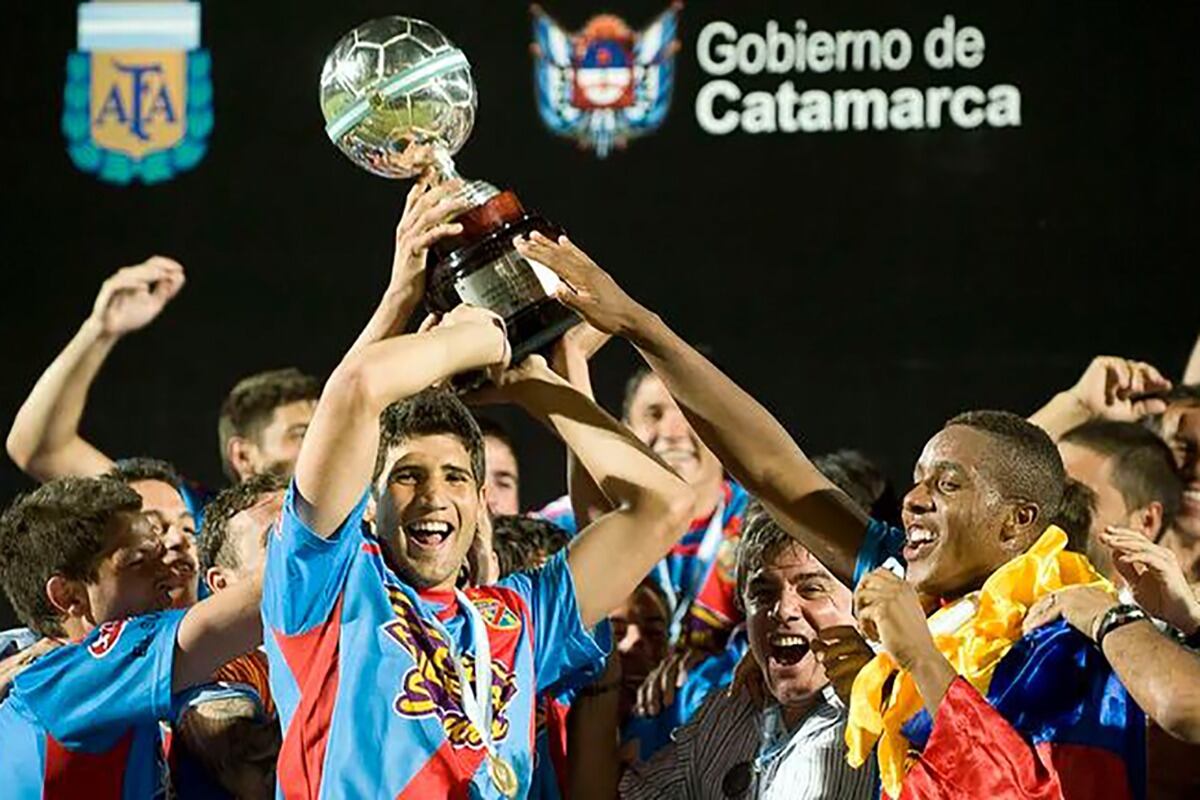 Arsenal ganó la primera en 2012, contra Boca. Lisandro López y Carbonero festejan.