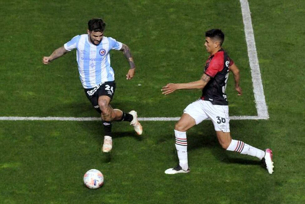 Castro enfrenta la marca de Elías Gómez. Argentinos le ganó a Newell's.