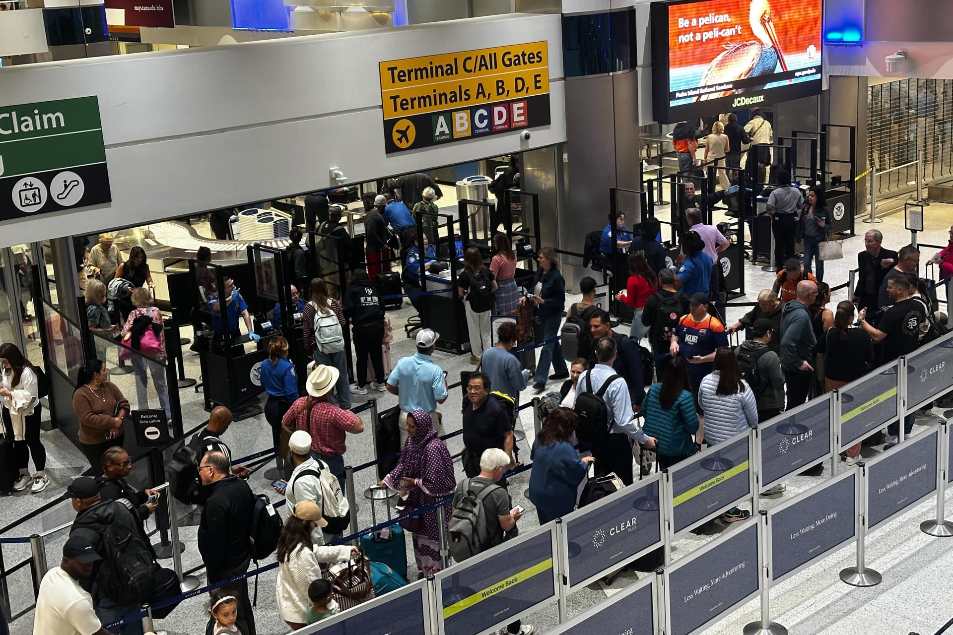 Se vieron largas filas de pasajeros en terminales como la del aeropuerto internacional George Bush en Houston